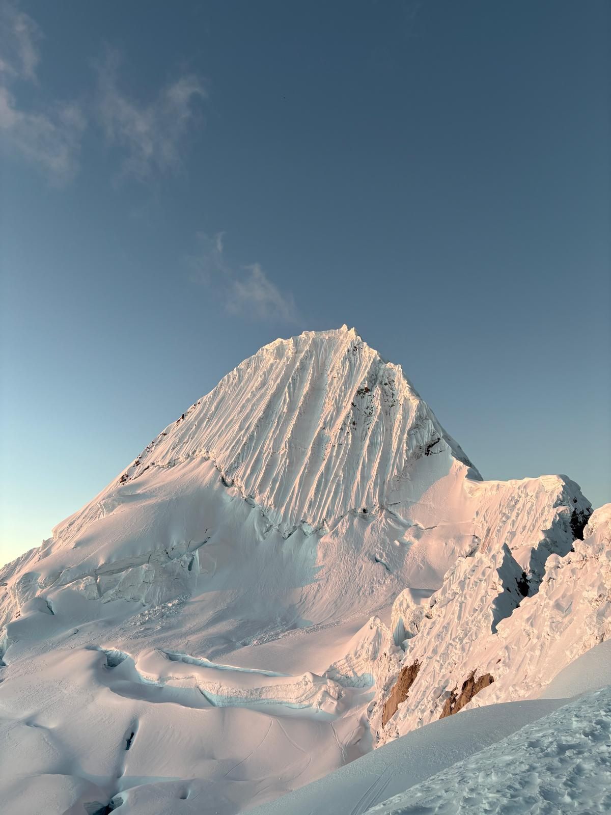 En la cumbre del Alpamayo