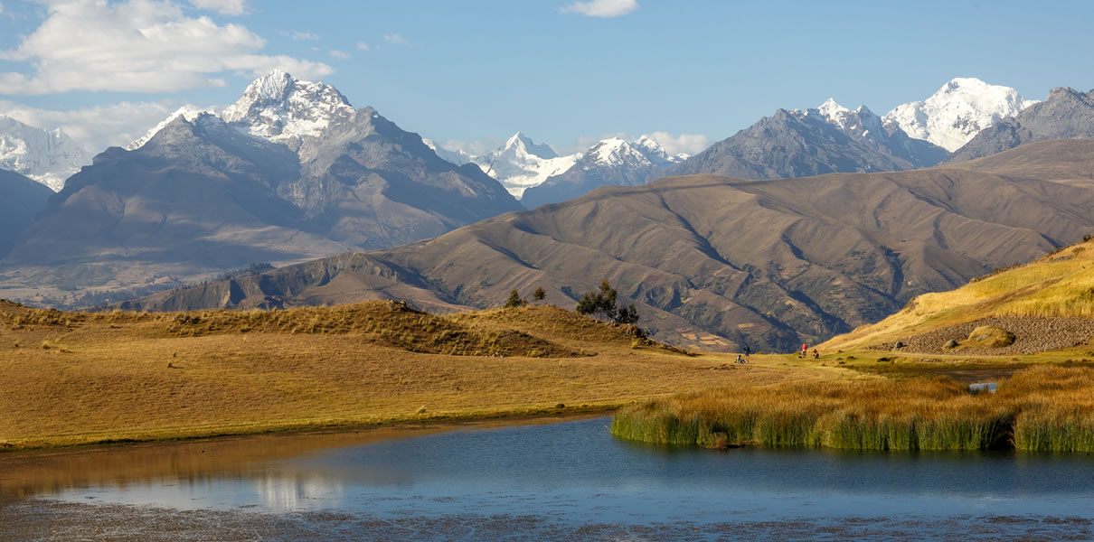 Laguna Wilcacocha y la Cordillera Blanca al fondo