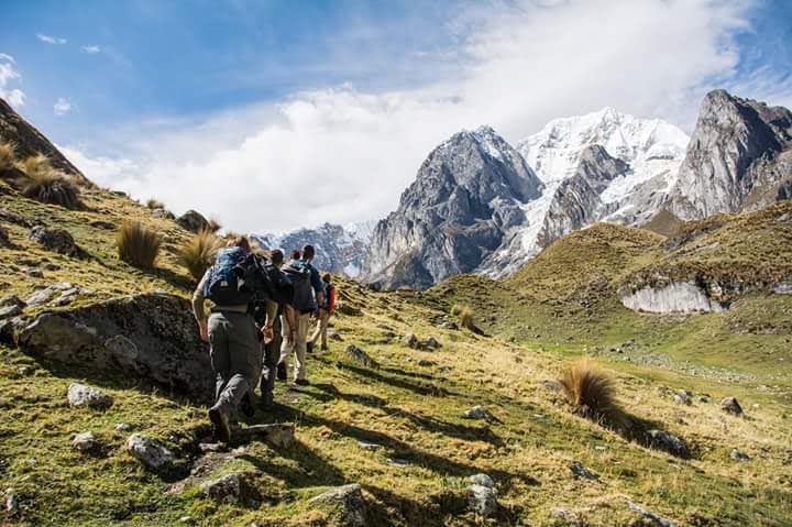 Bajando hacia el valle, con la cordillera al fondo