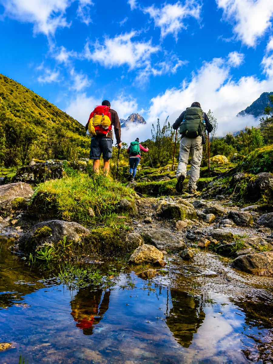 Cruzando un riachuelo andino en el sendero
